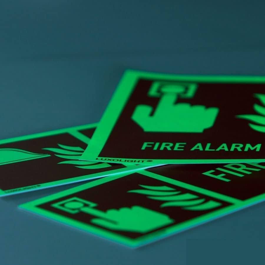 GLOBAL CARTELLO SEGNALETICO BIFACCIALE LUMINESCENTE QUADRATO - SIMBOLO SCALA ANTINCENDIO - In Alluminio Con Adesivo Luminescente Con Stampa Diretta U.V. (IDEALE ANCHE PER ESTERNO)