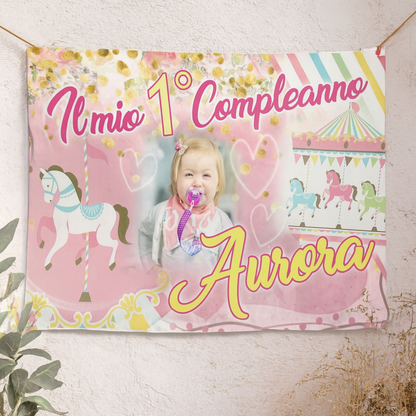 GLOBAL STRISCIONE FONDALE COMPLEANNO - Carosello Giostrine - STRISCIONE PERSONALIZZATO IN CARTA O IN BANNER PVC ANCHE DA ESTERNO GARANZIA 5 ANNI - 01 ambientata