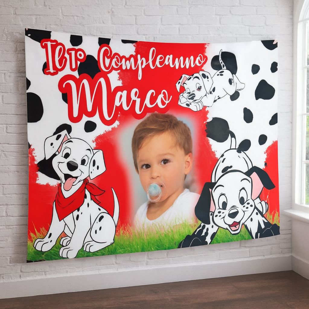 GLOBAL STRISCIONE FONDALE COMPLEANNO - Carica dei 101 - STRISCIONE PERSONALIZZATO IN CARTA O IN BANNER PVC ANCHE DA ESTERNO GARANZIA 5 ANNI - 01 ambientata