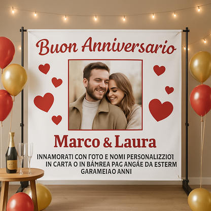 GLOBAL STRISCIONE FONDALE ANNIVERSARIO - INNAMORATI CON FOTO E NOMI PERSONALIZZATI - IN CARTA O IN BANNER PVC ANCHE DA ESTERNO GARANZIA 5 ANNI - 01 ambientata