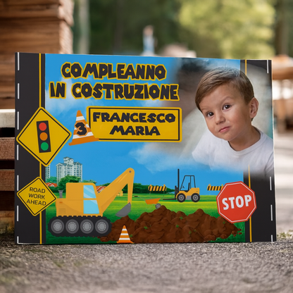 GLOBAL STRISCIONE FONDALE COMPLEANNO - Cantiere Trattore - STRISCIONE PERSONALIZZATO IN CARTA O IN BANNER PVC ANCHE DA ESTERNO GARANZIA 5 ANNI - 01 ambientata