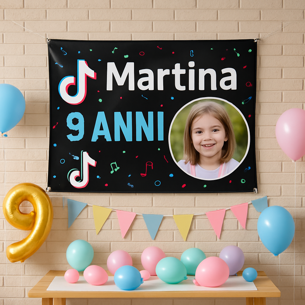 BANNER STRISCIONE compleanno - Tik Tok - CON NOME foto ed età bimbo/a - 01 ambientata