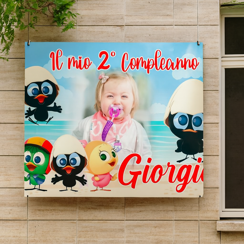 GLOBAL STRISCIONE FONDALE COMPLEANNO - Calimero - STRISCIONE PERSONALIZZATO IN CARTA O IN BANNER PVC ANCHE DA ESTERNO GARANZIA 5 ANNI - 01 ambientata