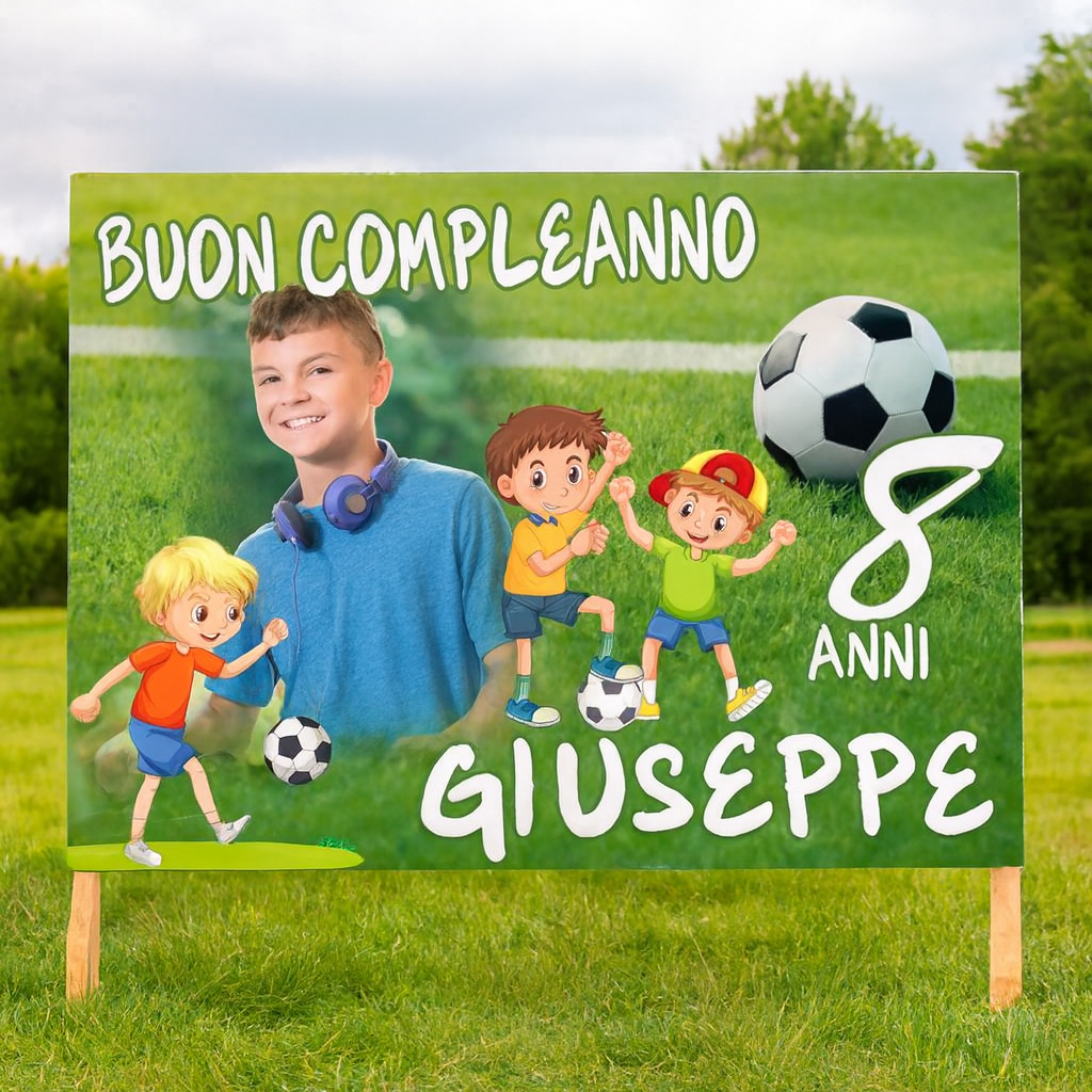 GLOBAL STRISCIONE FONDALE COMPLEANNO - Calcio - STRISCIONE PERSONALIZZATO IN CARTA O IN BANNER PVC ANCHE DA ESTERNO GARANZIA 5 ANNI - 01 ambientata