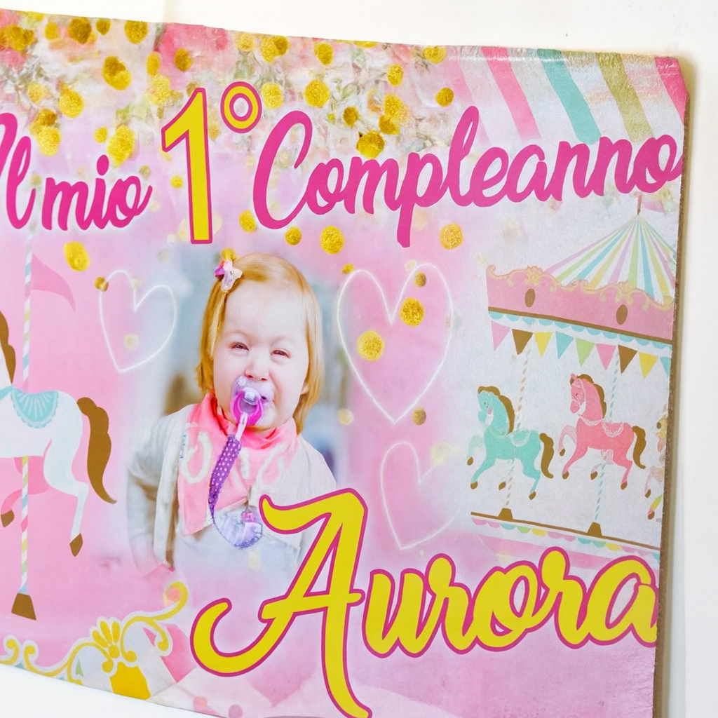GLOBAL STRISCIONE FONDALE COMPLEANNO - Carosello Giostrine - STRISCIONE PERSONALIZZATO IN CARTA O IN BANNER PVC ANCHE DA ESTERNO GARANZIA 5 ANNI - 02 dettaglio personalizzazione