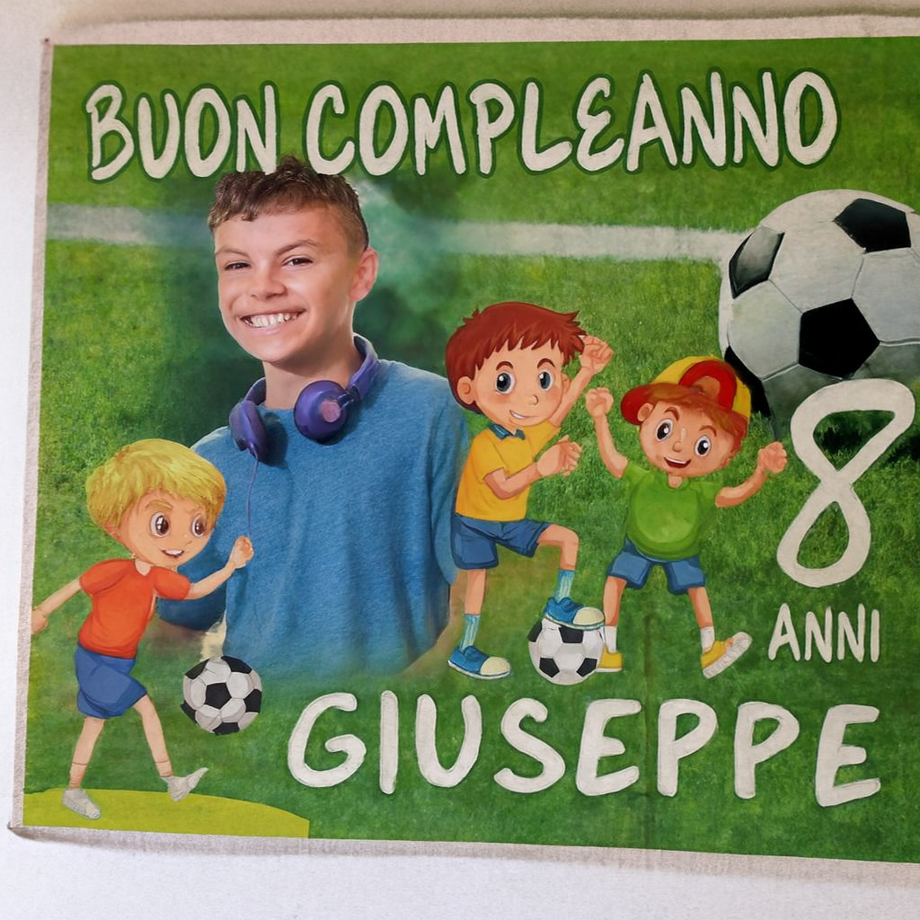 GLOBAL STRISCIONE FONDALE COMPLEANNO - Calcio - STRISCIONE PERSONALIZZATO IN CARTA O IN BANNER PVC ANCHE DA ESTERNO GARANZIA 5 ANNI - 02 dettaglio personalizzazione