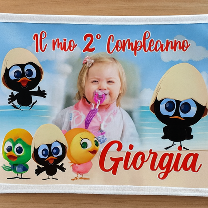 GLOBAL STRISCIONE FONDALE COMPLEANNO - Calimero - STRISCIONE PERSONALIZZATO IN CARTA O IN BANNER PVC ANCHE DA ESTERNO GARANZIA 5 ANNI - 02 dettaglio personalizzazione