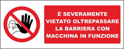 È severamente vietato oltrepassare la barriera con macchina in funzione - CARTELLO SEGNALETICO UNI ISO 7010 in Adesivo Resistente, Pannello in Forex, Pannello In Alluminio