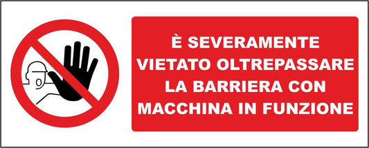 È severamente vietato oltrepassare la barriera con macchina in funzione - CARTELLO SEGNALETICO UNI ISO 7010 in Adesivo Resistente, Pannello in Forex, Pannello In Alluminio
