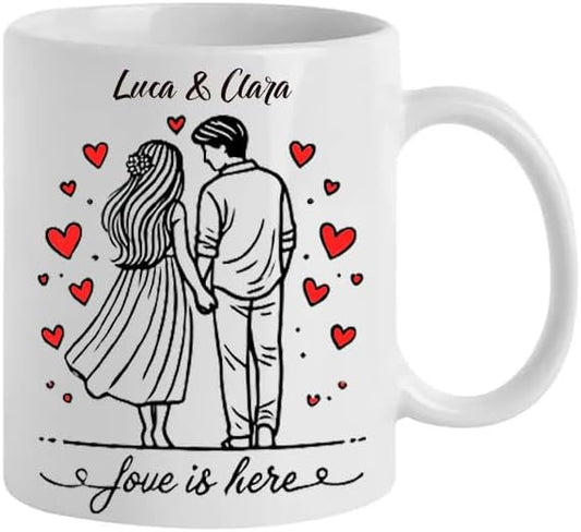 Tazza in ceramica Stampata - LOVE IS HERE con nomi personalizzati - Tazza 320 ml in Ceramica Bianca, Stampa in alta definizione Idea Regalo Originale e Unica MADE IN ITALY