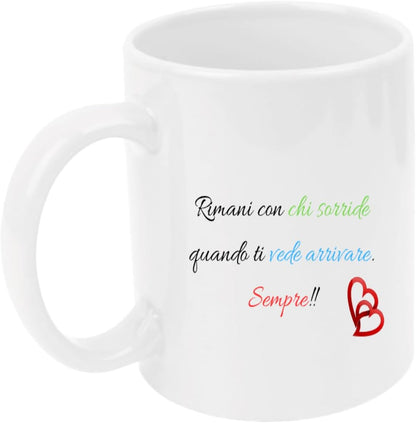Tazza in ceramica Stampata - RIMANI CON CHI SORRIDE - Tazza 320 ml in Ceramica Bianca, Stampa in alta definizione Idea Regalo Originale e Unica MADE IN ITALY
