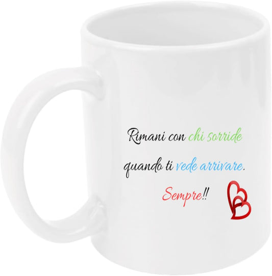 Tazza in ceramica Stampata - RIMANI CON CHI SORRIDE - Tazza 320 ml in Ceramica Bianca, Stampa in alta definizione Idea Regalo Originale e Unica MADE IN ITALY