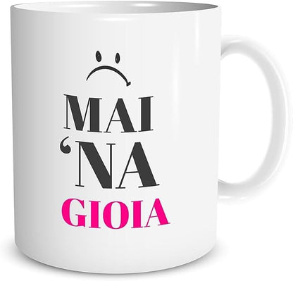 Tazza in ceramica Stampata - Mai 'Na Gioia - Tazza 320 ml in Ceramica Bianca, Stampa in alta definizione Idea Regalo Originale e Unica MADE IN ITALY