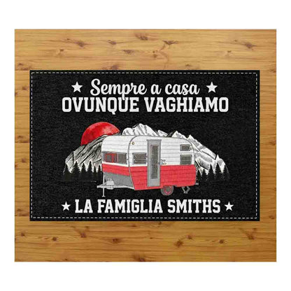 Tappeto zerbino personalizzato - Sempre a casa ovunque viaggiamo - con stampa ad alta qualità, ideale per ingressi