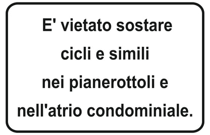 GLOBAL CARTELLO SEGNALETICO - è vietato sostare cicli e simili nei pianerottoli e nell'atrio condominiale - Adesivo Extra Resistente, Pannello in Forex, Pannello In Alluminio