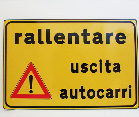 CARTELLO IN LAMIERA SCATOLATA RETTANGOLO 60X40 cm - Rallentare, attenzione uscita autocarri - SEGNALE CATARIFRAGENTE
